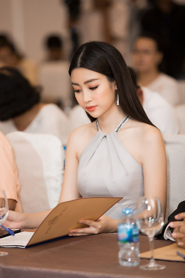 Hoa hậu Đỗ Mỹ Linh khoe vai trần gợi cảm khi đi sự - 4