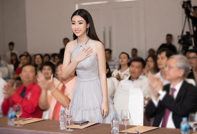 Hoa hậu Đỗ Mỹ Linh khoe vai trần gợi cảm khi đi sự - 5
