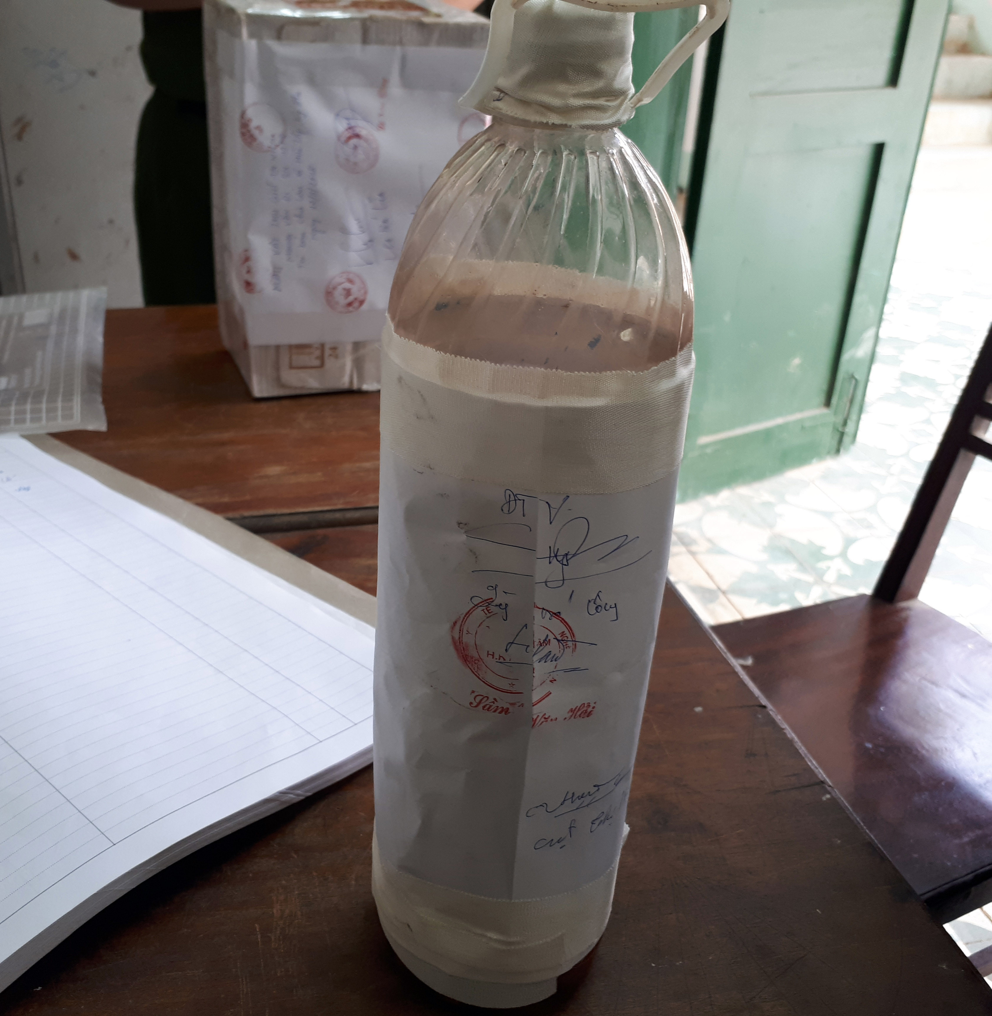 Chai rượu bằng nhựa được cho là nguyên nhân dẫn đến cái chết của 3 người ở bản Chà Lắn, xã Hữu Lập, huyện Kỳ Sơn. Ảnh: PV
