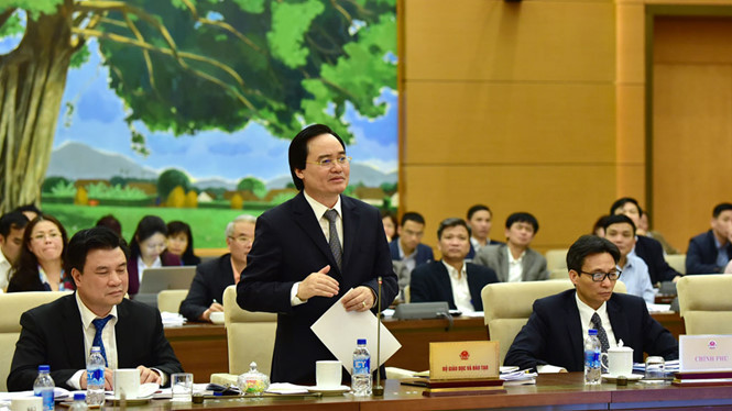 Bộ trưởng Bộ GD-ĐT Phùng Xuân Nhạ đọc tờ trình của Chính phủ về dự án luật sửa đổi, bổ sung một số điều của luật Giáo dục. Ảnh:Quang Khánh