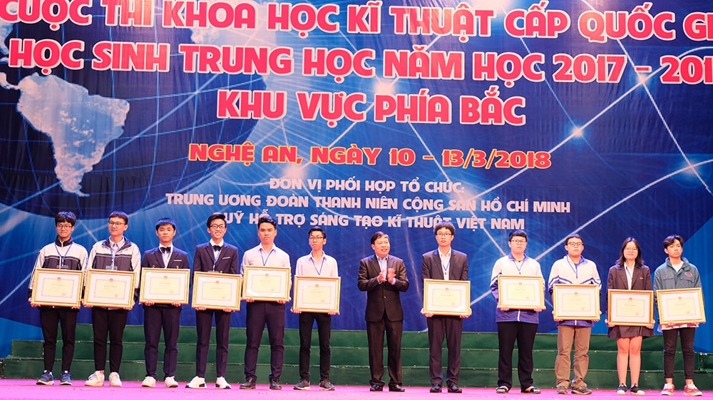 GS.TS Đinh Xuân Khoa - Hiệu trưởng Trường Đại học Vinh trao giải cho các tác giả đạt giải Nhất. Ảnh: Mỹ Hà