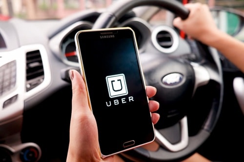 Theo các chuyên gia, cần gỡ bớt rào cản để taxi truyền thống cạnh tranh với Uber, Grab thay vì siết quy định như đề xuất của Bộ GTVT.