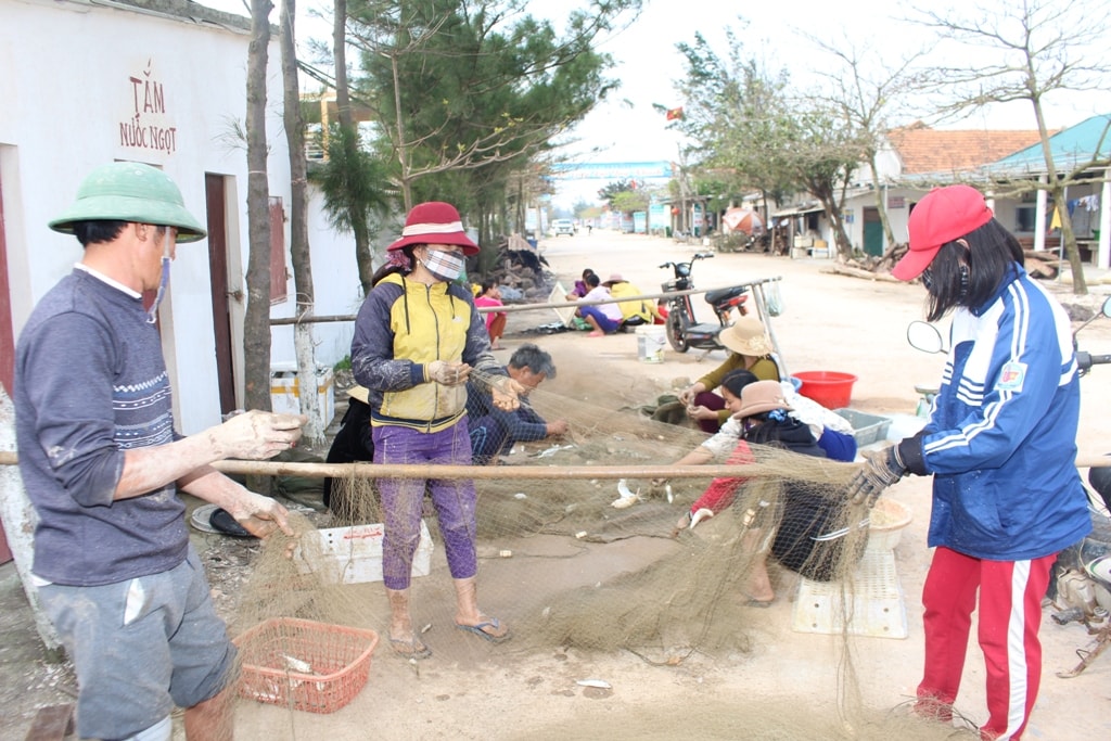 Lúc 7 giờ sáng nay, dọc bãi tắm Quỳnh Nghĩa, hàng chục thuyền bè về bờ cập bến sau chuyến ra khơi ít giờ đồng hồ. Niềm vui của các ngư dân khi đưa những mẻ lưới cá vận chuyển xuống bờ đầy ắp cá, tôm. Ảnh: Việt Hùng