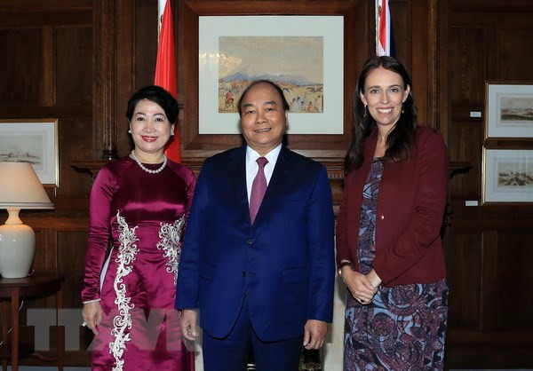 Thủ tướng New Zealand Jacinda Ardern đón Thủ tướng Nguyễn Xuân Phúc và Phu nhân. Ảnh: Thống Nhất/TTXVN