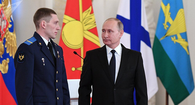 Đặc nhiệm Denis Portnyagin (trái) và Tổng thống Nga Vladimir Putin. Ảnh: Sputnik