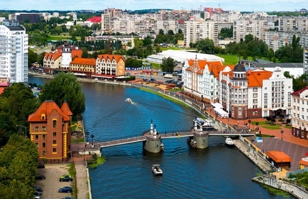 Kaliningrad có một vị trí địa lý vô cùng đặc biệt. Nó nằm tách khỏi lãnh thổ về mặt đất liền của nước Nga nên một phần văn hóa và kiến trúc nơi đây chịu ảnh hưởng của châu u. Thời điểm diễn ra World Cup chính là thời điểm Kaliningrad bước vào mùa đẹp nhất trong năm. Nhiệt độ vô cùng dễ chịu chỉ từ 20 – 25 độ và mùa hè thì có những ánh nắng rất dịu dàng.