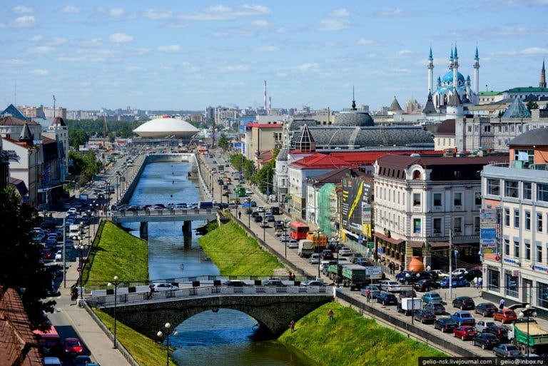 World Cup 2018 chắc chắn không thể không diễn ra tại thành phố Kazan. Bởi nơi đây được mệnh danh là “Thủ đô thể thao” của nước Nga. Không chỉ vậy, Kazan còn thu hút khách du lịch bởi vẻ đẹp tĩnh lặng xen lẫn bí ẩn. Những công trình kiến trúc in đậm dấu ấn tâm linh thể hiện phần nào quá khứ huy hoành của thành phố này.