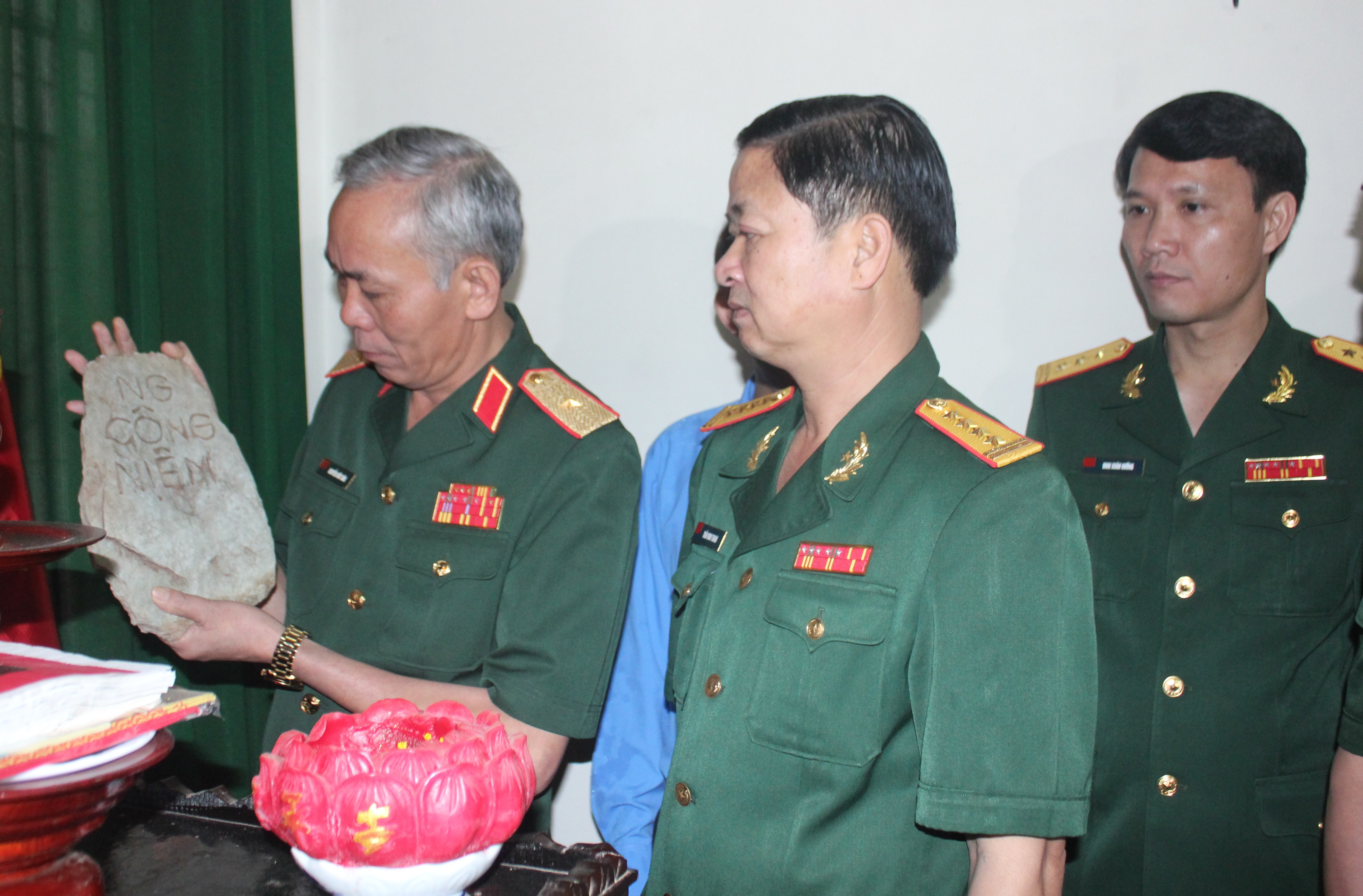 Ban chỉ đạo 1237 Quân khu kiểm tra các di vật liệt sỹ được Đội quy tập Bộ CHQS tỉnh Nghệ An tìm kiếm, cất bốc được trong màu khô 2017 - 2018. Ảnh: Trần Dũngg