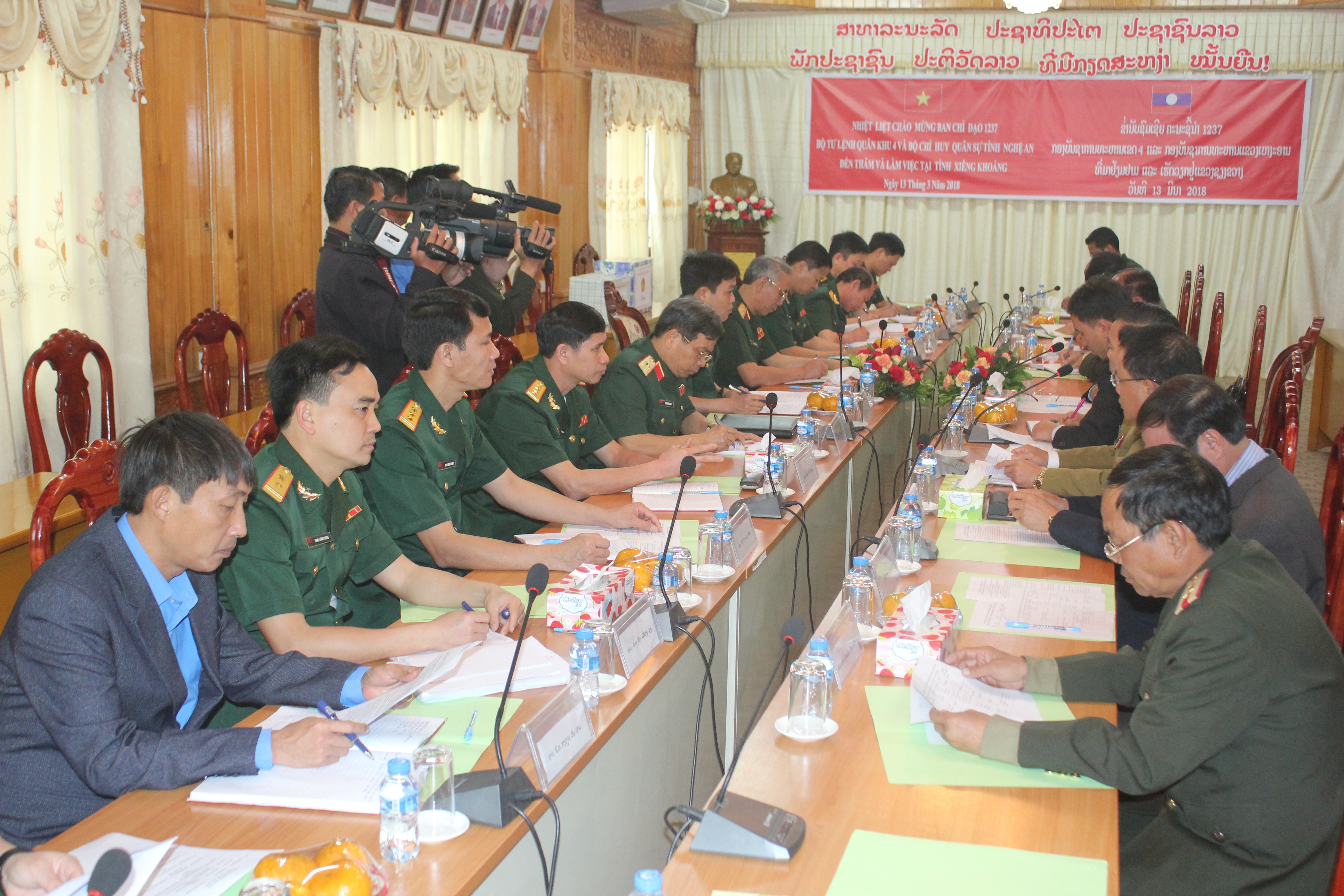 Ban chỉ đạo 1237 Quân khu kiểm tra các di vật liệt sỹ được Đội quy tập Bộ CHQS tỉnh Nghệ An tìm kiếm, cất bốc được trong màu khô 2017 - 2018. Ảnh: Trần Dũng