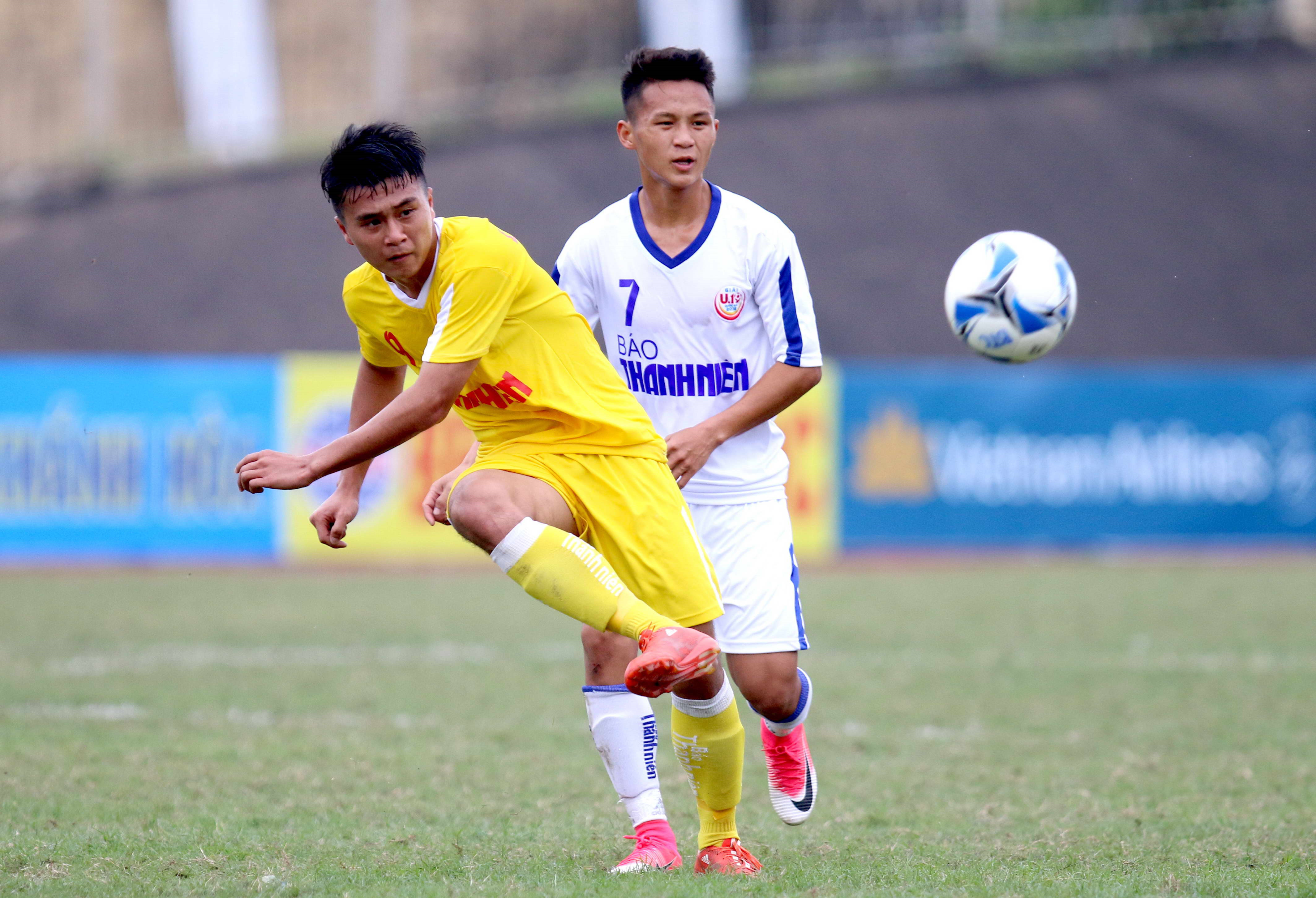 U19 Hà Nội (áo vàng) nhỉnh hơn U19 SLNA về thế trận và bản lĩnh. Ảnh: BTC