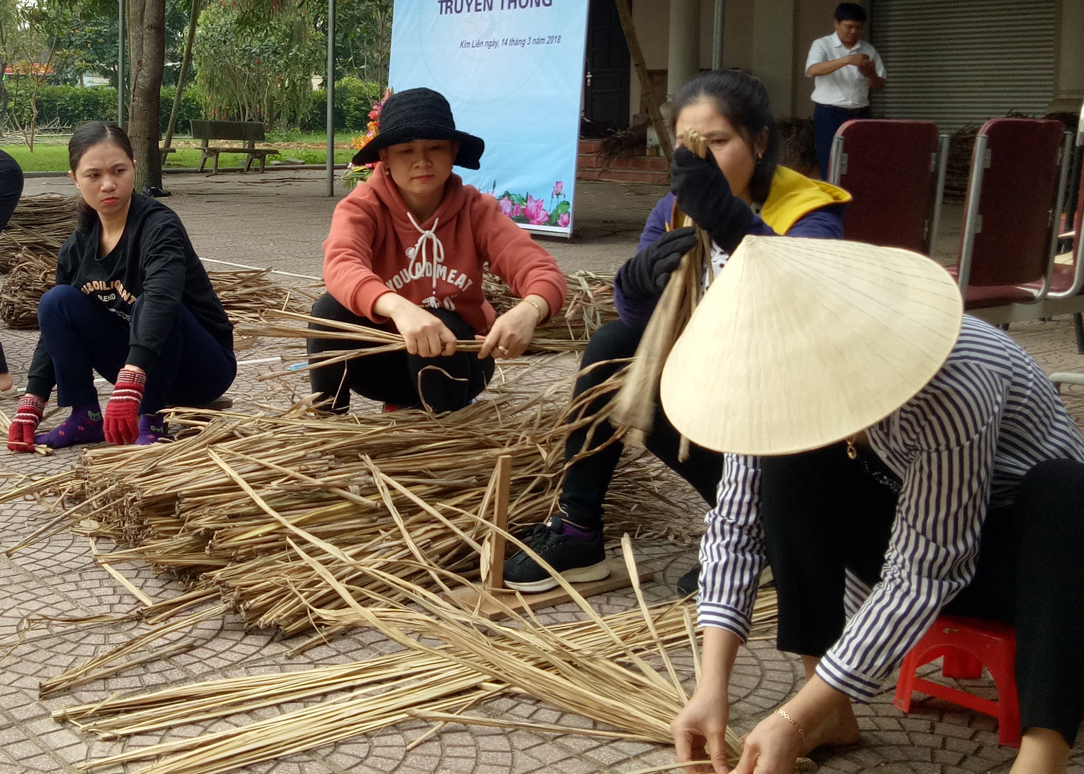 Thành viên các đội dự thi tích cực trổ tài khéo léo trong đánh tranh lá mía. Ảnh: B.T