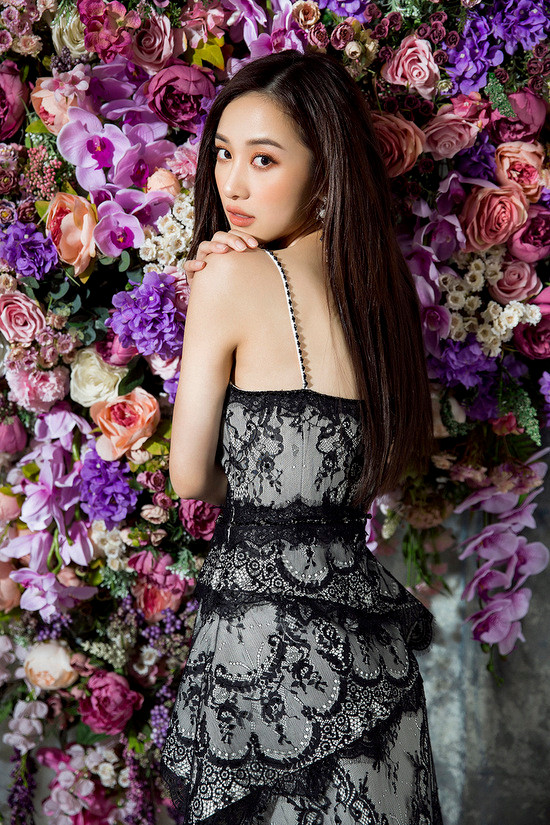 Hoa khôi phim 'Tháng năm rực rỡ' diện váy áo màu pastel