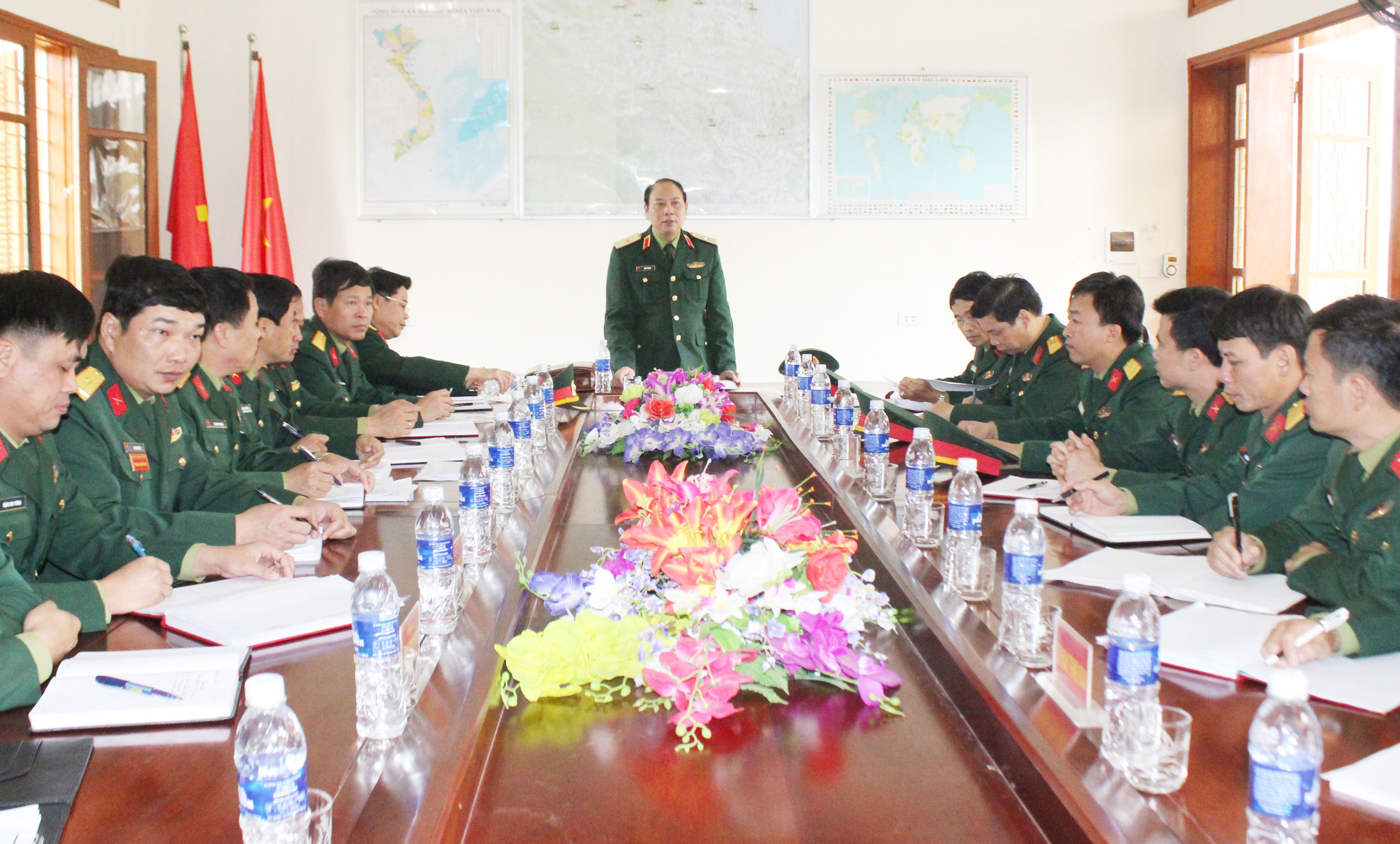 Đồng chí Thiếu tướng Trần Võ Dũng - Chính ủy Quân khu chủ trì buổi làm việc tại Trung đoàn 1. Ảnh: Hà Hữu Tân