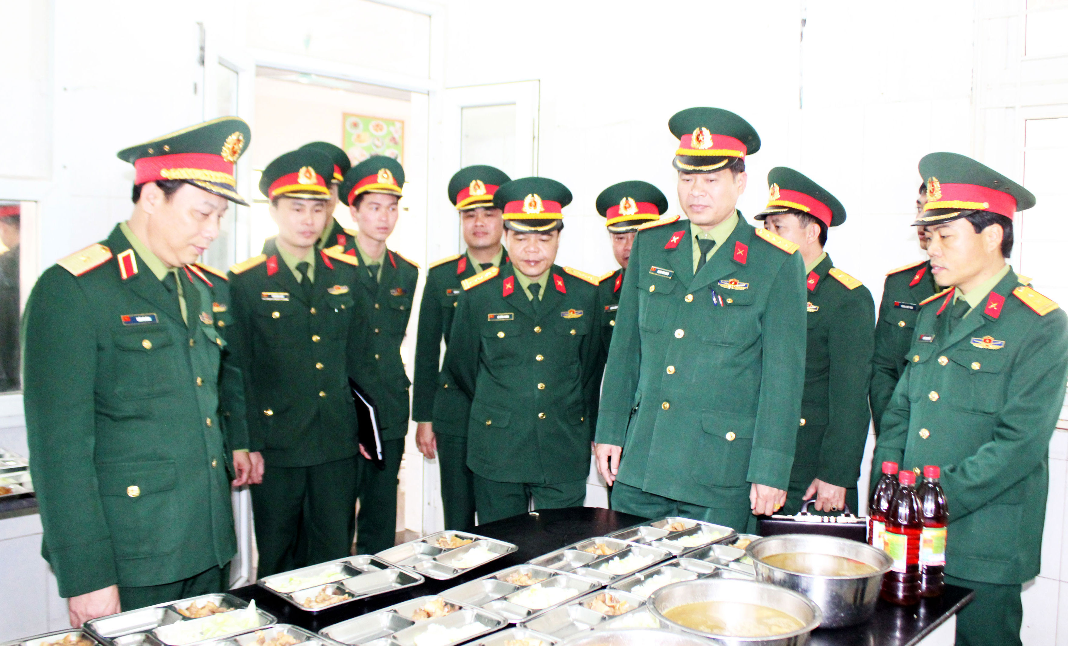 Đồng chí Trung tướng Nguyễn Tân Cương - Tư lệnh Quân khu kiểm tra nơi ăn, ở và sinh hoạt của bộ đội tại Sư đoàn 324. Ảnh: Hà Hữu Tân
