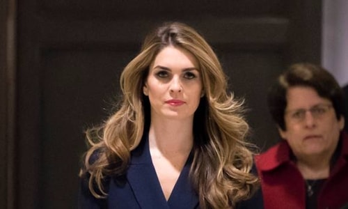 Nhà Trắng ngày 28/2 cho biết Hope Hicks, 29 tuổi, quyết định thôi chức phụ trách truyền thông của Nhà Trắng một ngày sau khi cô tham gia phiên điều trần kín kéo dài 9 giờ tại Ủy ban Tình báo Hạ viện, liên quan đến cuộc điều tra nghi vấn Nga can thiệp bầu cử tổng thống Mỹ năm 2016, Reuters đưa tin.  Theo các trợ lý, Hicks đã đến gặp Tổng thống Donald Trump và nói cô muốn nghỉ việc để tìm kiếm các cơ hội bên ngoài. Robert Trout, luật sư đại diện cho Hicks, từ chối bình luận.