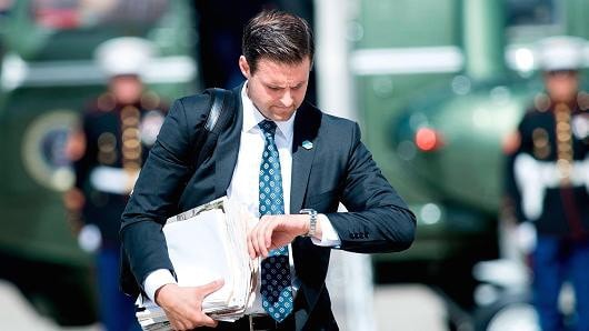 Ông John McEntee (27 tuổi), người đã sát cánh cùng ông Trump ngay từ những ngày đầu chiến dịch tranh cử Tổng thống, bị đuổi việc và đưa ra khỏi Nhà Trắng vào ngày 12-3 (giờ địa phương) vì “lý do an ninh”, báo Wall Street Journal đưa tin ngày 13-3.  Wall Street Journal không nói rõ “lý do an ninh” ở đây là gì, song Washignton Post dẫn tin nhắn trên Twitter từ một phóng viên của Đài CNN cho biết ông McEntee bị đuổi vì đang bị Bộ An ninh nội địa điều tra về “vi phạm tài chính nghiêm trọng” và vụ việc này không liên quan gì đến Tổng thống Trump.