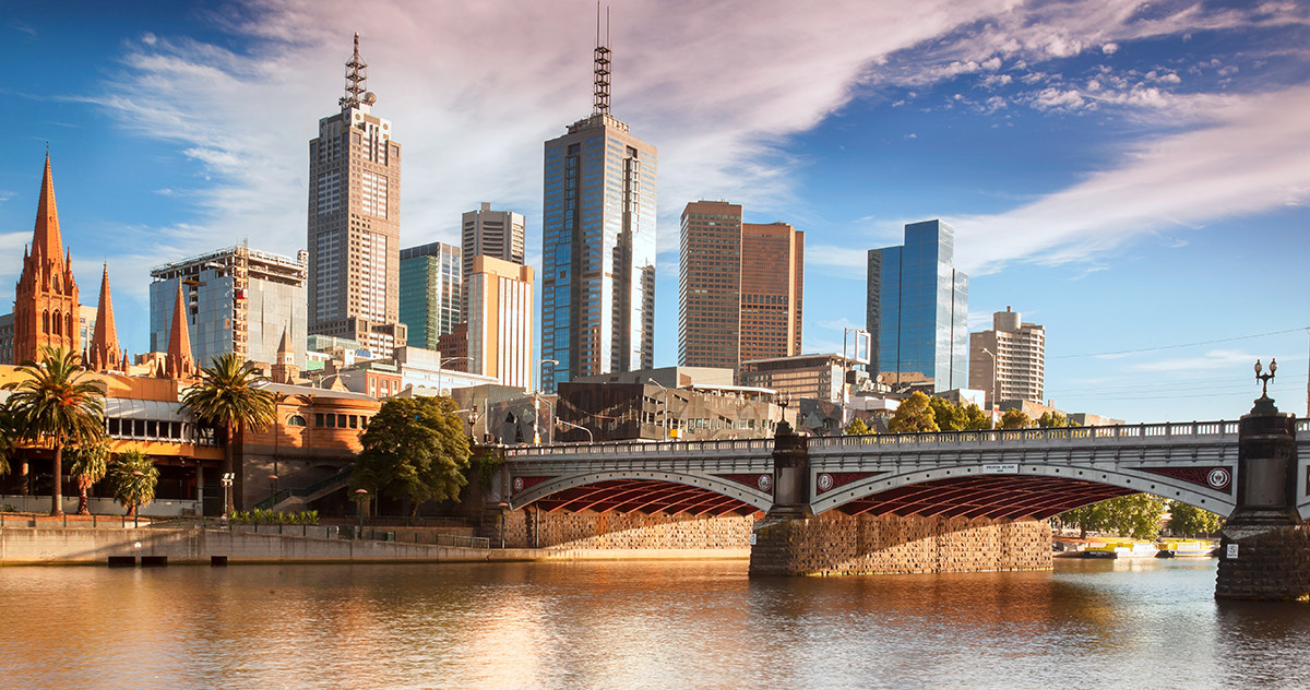 Melbourne từng được biết đến là thủ phủ của những mỏ kim loại, đặc biệt là vàng. Tại đây ngày cũng như đêm các hoạt động mua bán, khai thác và chế tác vàng, kim loại quý hiếm trở thành hoạt động chủ yếu của cả thành phố. Và chẳng mấy chốc Melbourne đã trở thành thành phố giàu nhất thế giới vào những năm 1880.