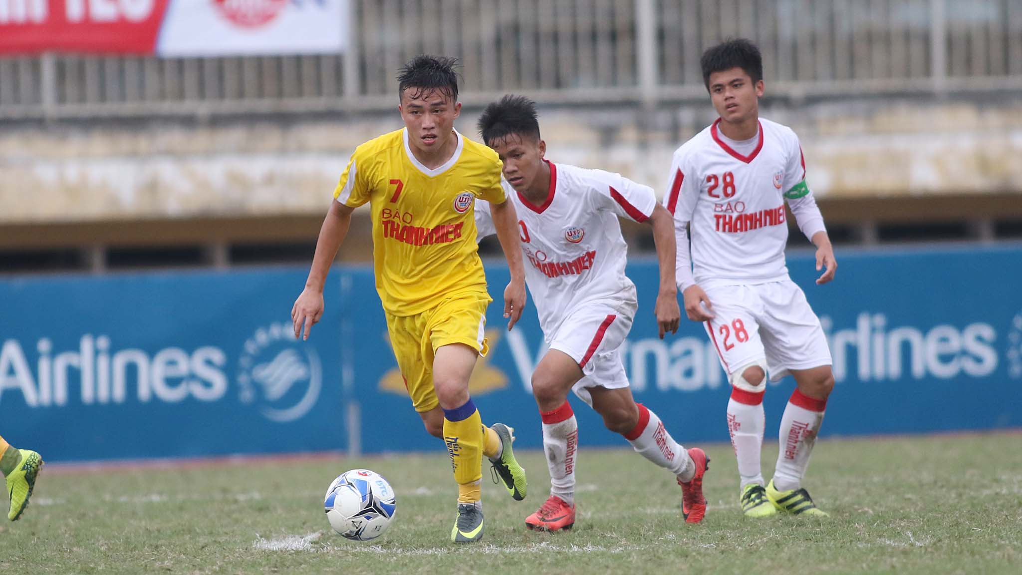Tiền vệ Nguyễn Văn Việt để lại nhiều dấu ấn trong thành tích giành HCĐ của U19 SLNA. Ảnh: Hoàng Tùng