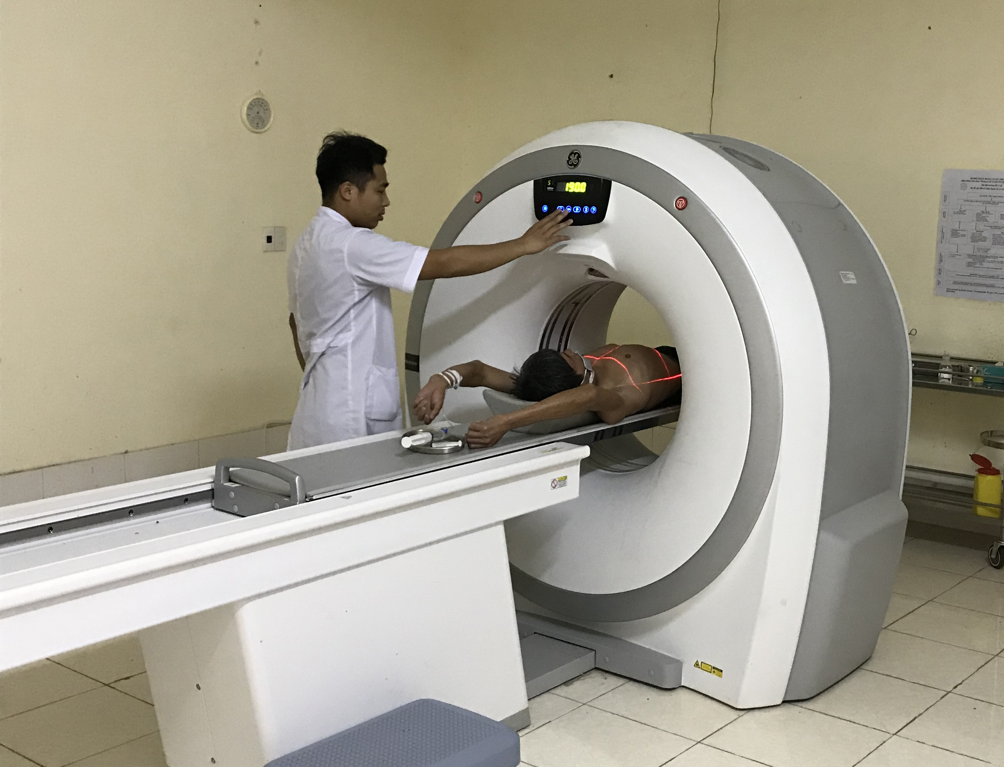 Bệnh viện Lao và Bệnh phổi Nghệ An đầu tư hệ thống máy chụp cắt lớp vi tính 16 lát cắt phục vụ khám, điều trị. Ảnh: Đinh Nguyệt