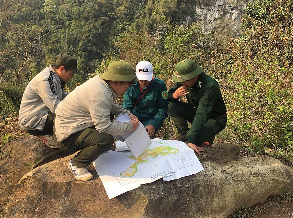 Lực lượng phối hợp tuần tra, kiểm tra rừng phòng hộ trên địa bàn xã Na Loi, huyện Kỳ Sơn. Ảnh: Phương Linh