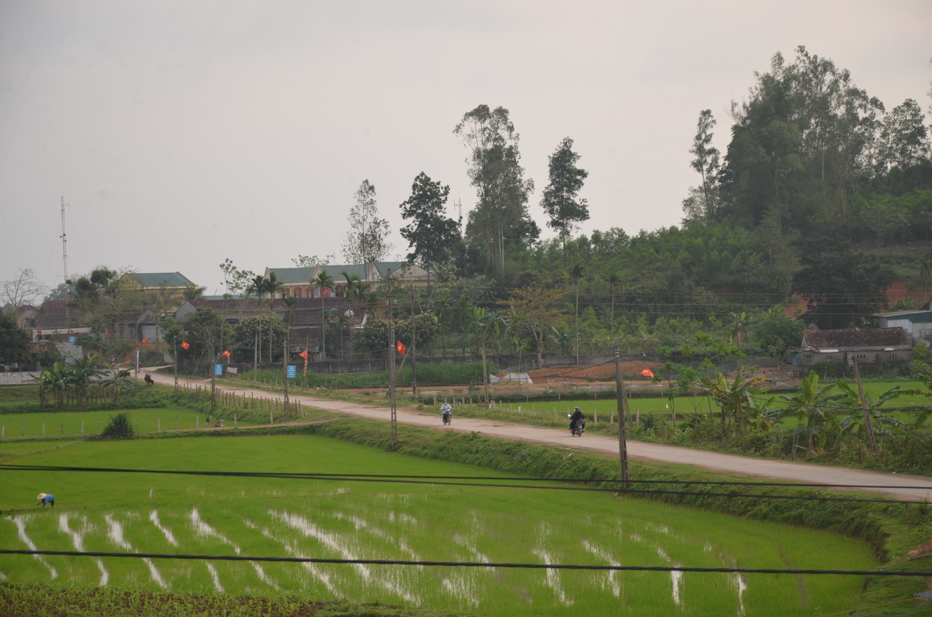 Qua hơn 4 năm xây dựng nông thôn mới, toàn xã đã huy động toàn dân đóng góp hoàn thiện 15 km đường bê tông đạt chuẩn nông thôn mới,ảnh Lương