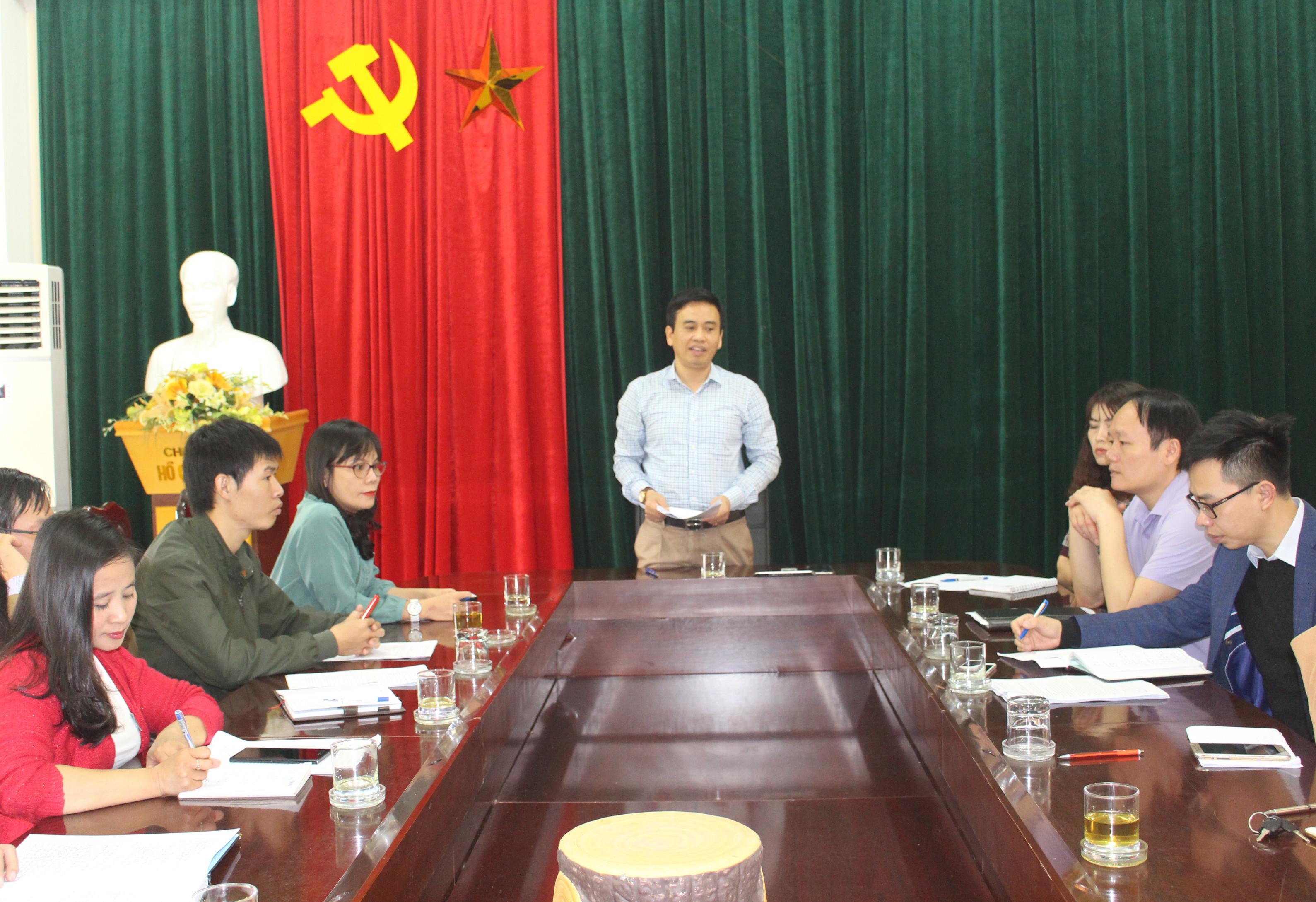 Phó Giám đốc Sở TT&TT Nguyễn Bá Hảo chủ trì cuộc họp. Ảnh: Phước Anh