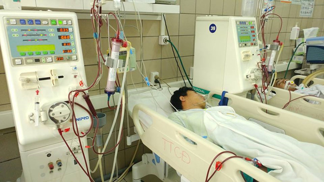 Một bệnh nhân đang điều trị do ngộ độc rượu tại Bệnh viện Bạch Mai. Ảnh: HQ.