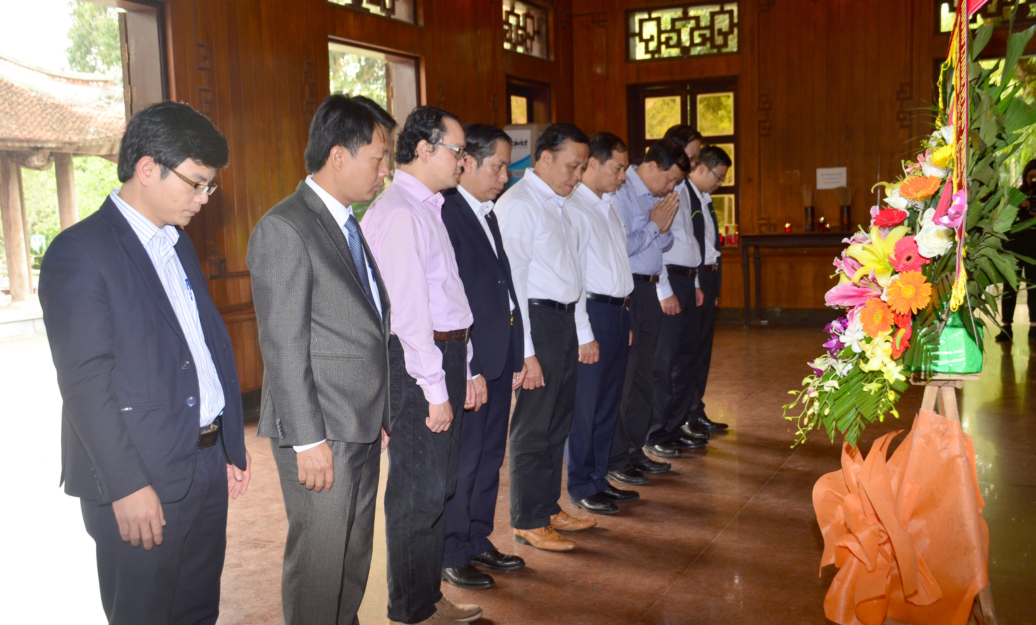 Đoàn công tác Bộ Ngoại giao thành kính tưởng niệm Chủ tịch Hồ Chí Minh. Ảnh: Thành Duy