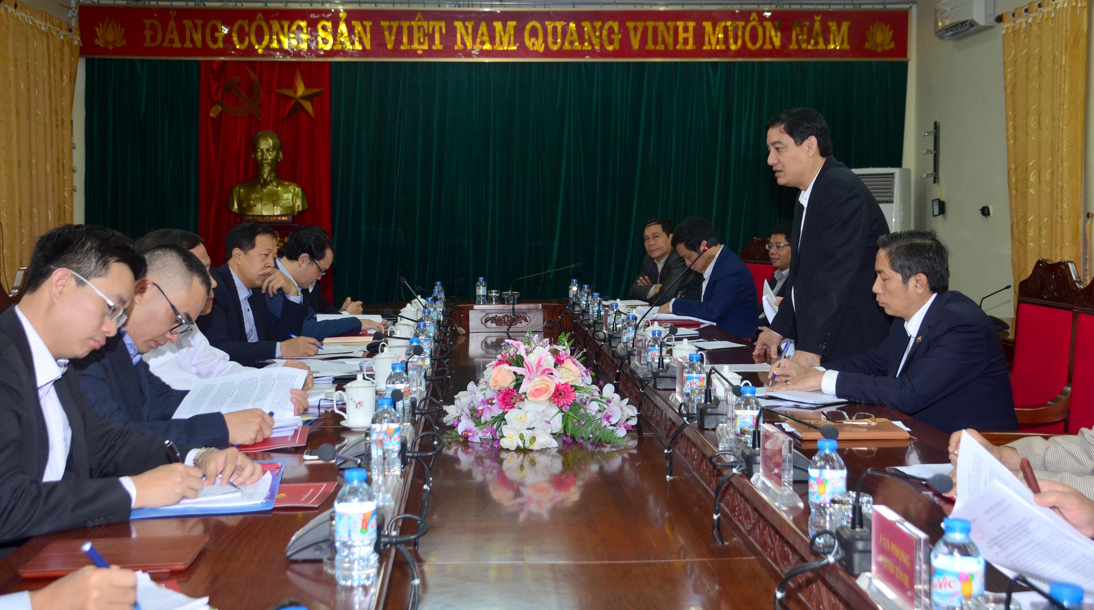 Bí thư Tỉnh ủy Nguyễn Đắc Vinh phát biểu tại cuộc làm việc. Ảnh: Thành Duy