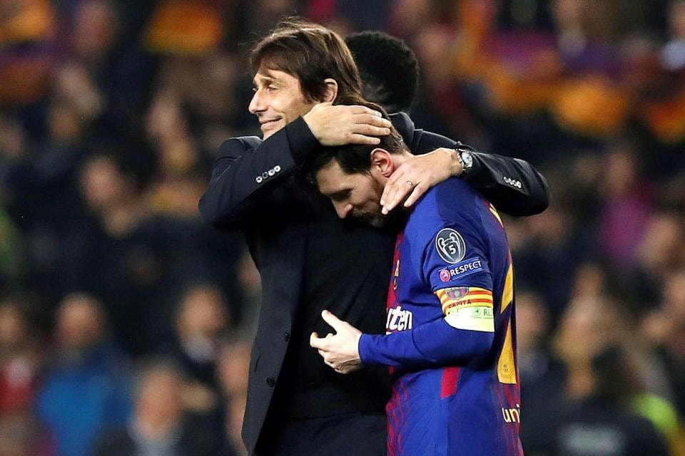 Kết thúc trận đấu, HLV Conte (Chelsea) đã ra chúc mừng Messi. Ảnh: Internet