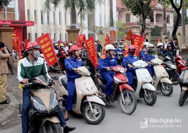 Sau buổi lễ, đoàn diễu hành xuất phát từ trụ sở Sở Công Thương để đi tuyên truyền trên các tuyến phố TP.Vinh. Ảnh: Quang An