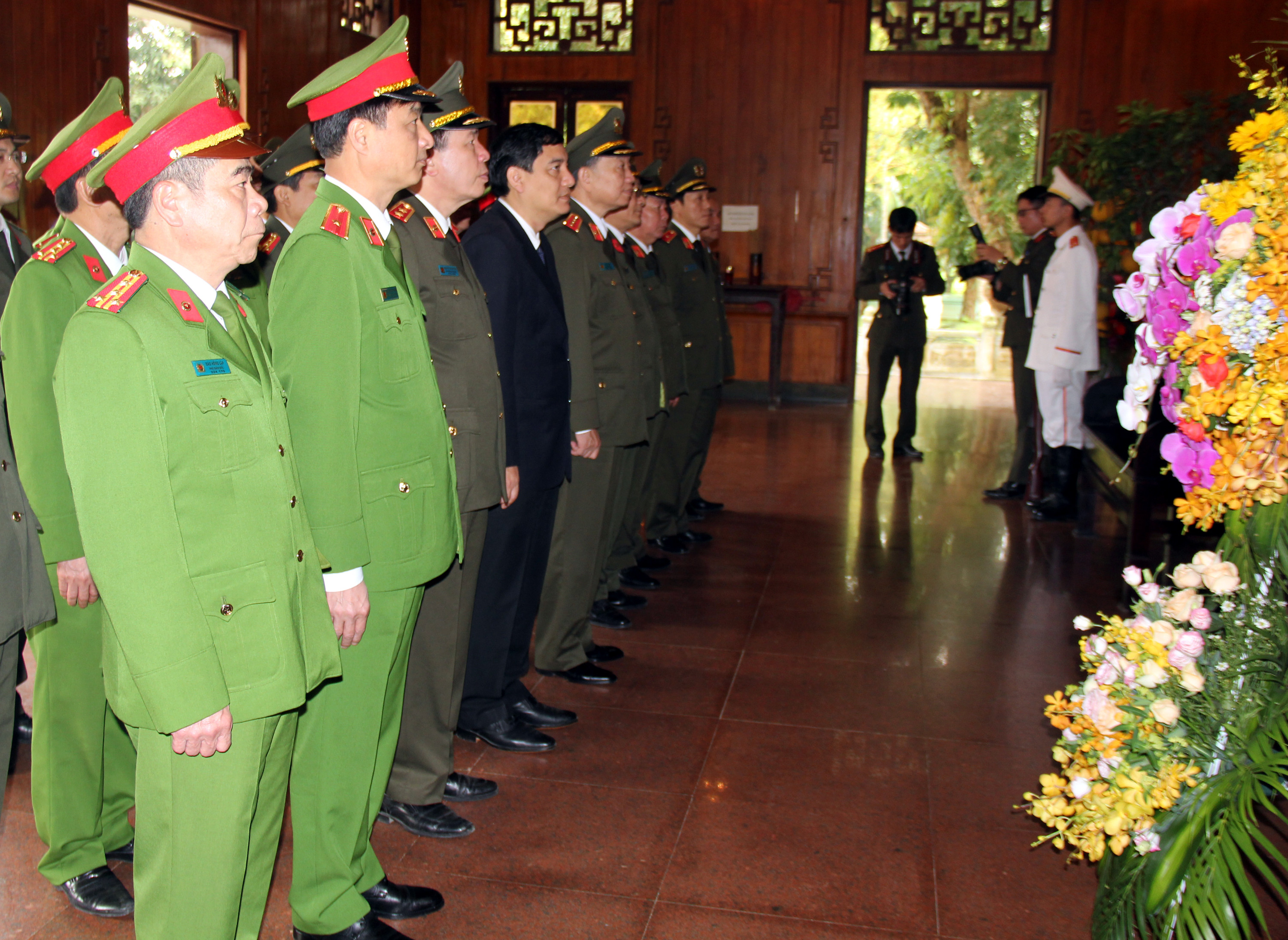 Đoàn công tác dâng hương lên anh linh Chủ tịch Hồ Chí Minh. Ảnh: Tiến Hùng