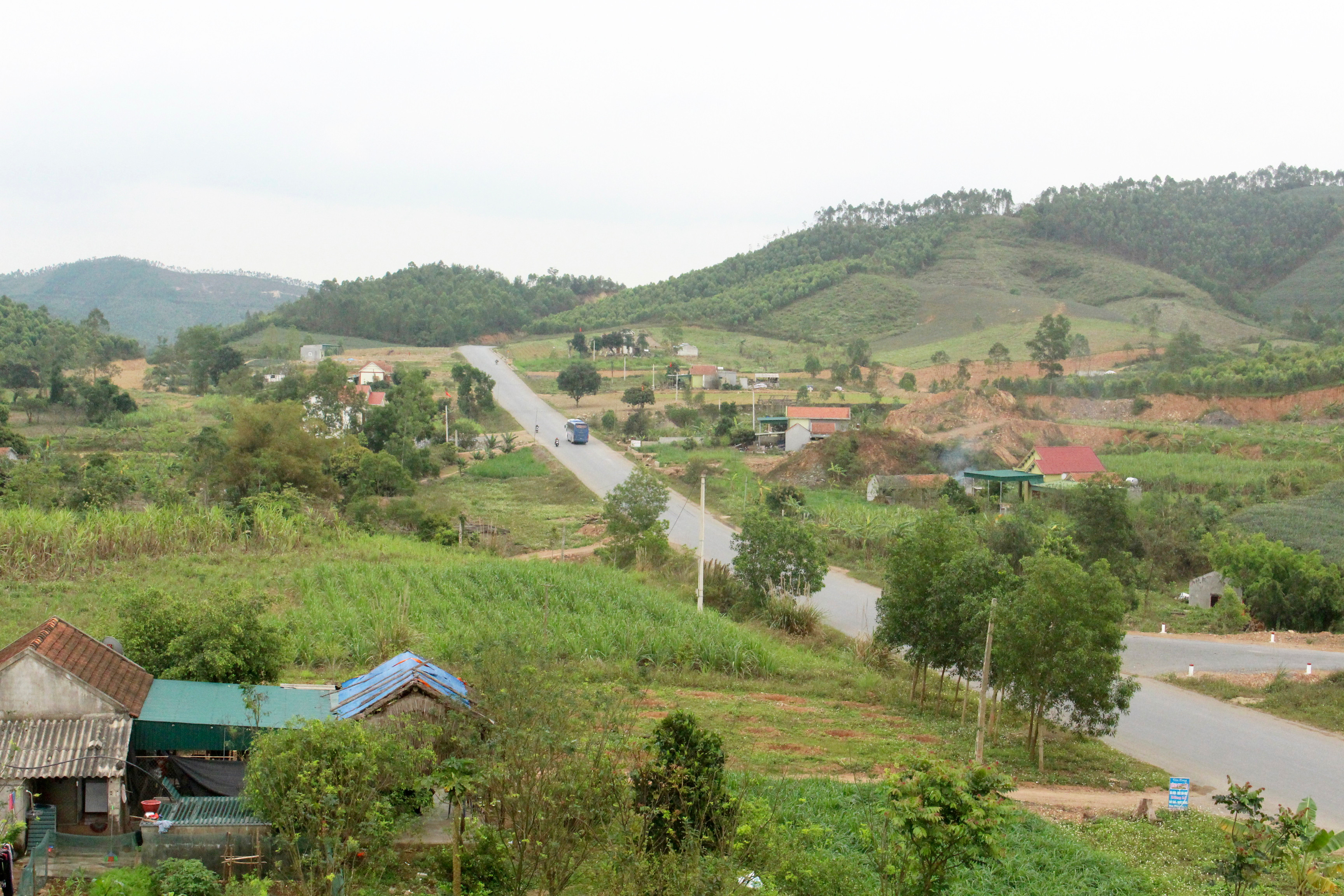 Khu vực dân cư thuộc xóm 22, xã Quỳnh Vinh nằm hai bên đường 36, được xây dựng trên đất lâm nghiệp.