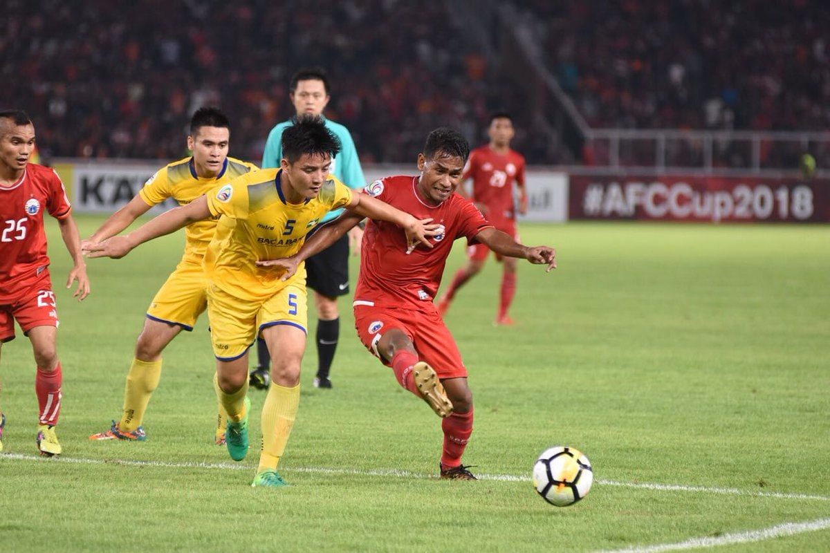 Các cầu thủ trẻ SLNA thi đấu đầy quyết tâm trên đất Indonesia. Ảnh: Indosports