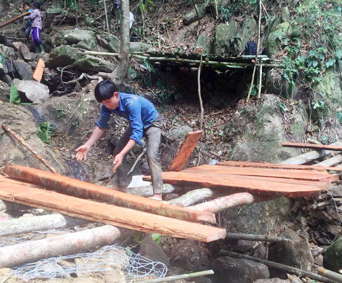 Việc thi công gặp nhiều khó khăn, nguy hiểm nhưng các đoàn viên, thanh niên luôn nêu cao quyết tâm. Ảnh: Công Kiên