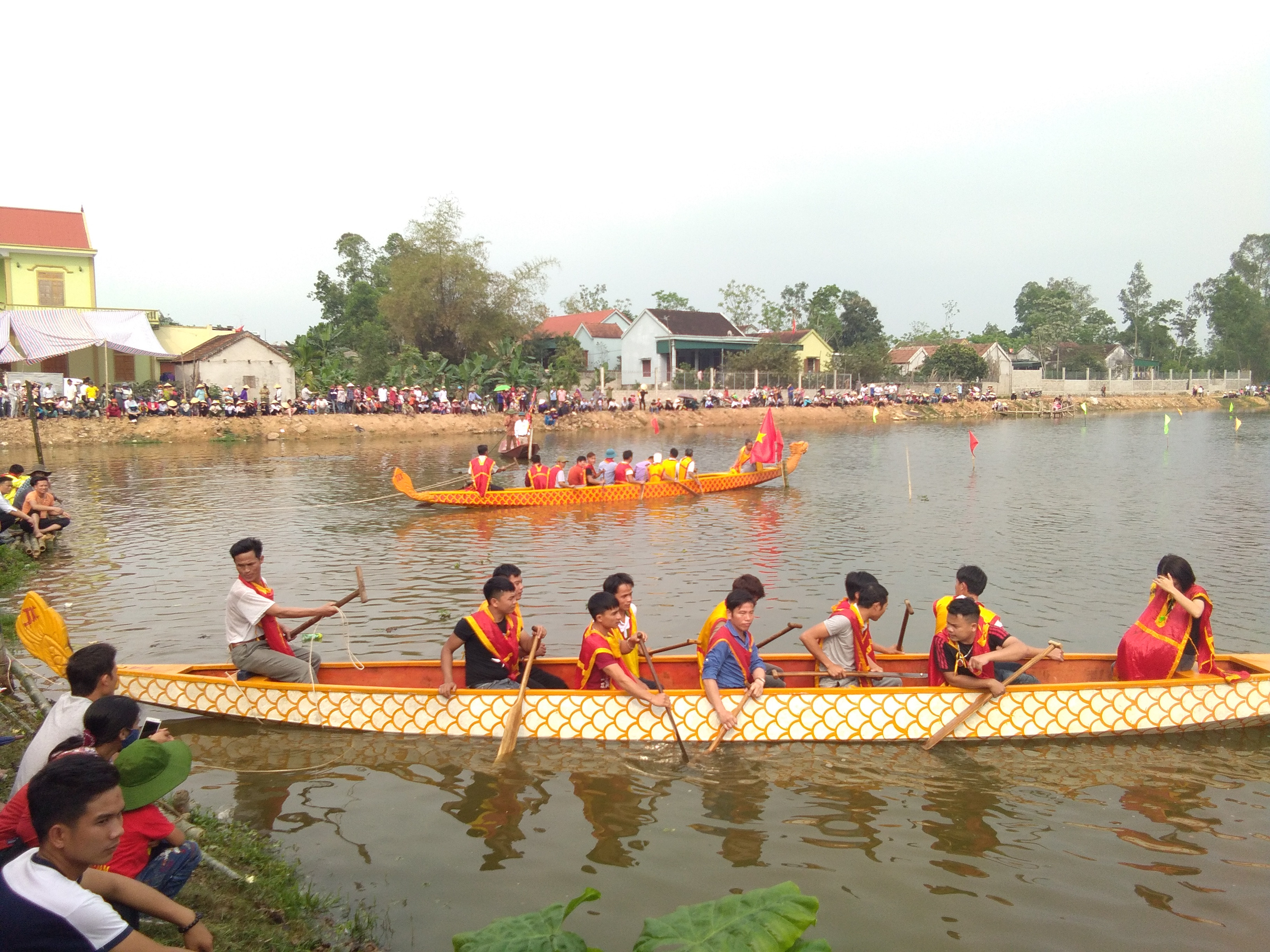 Đua thuyền tại Lễ hội Đền Đức Hoàng, xã Phúc Thành, Yên Thành. Ảnh: Hoài Thu