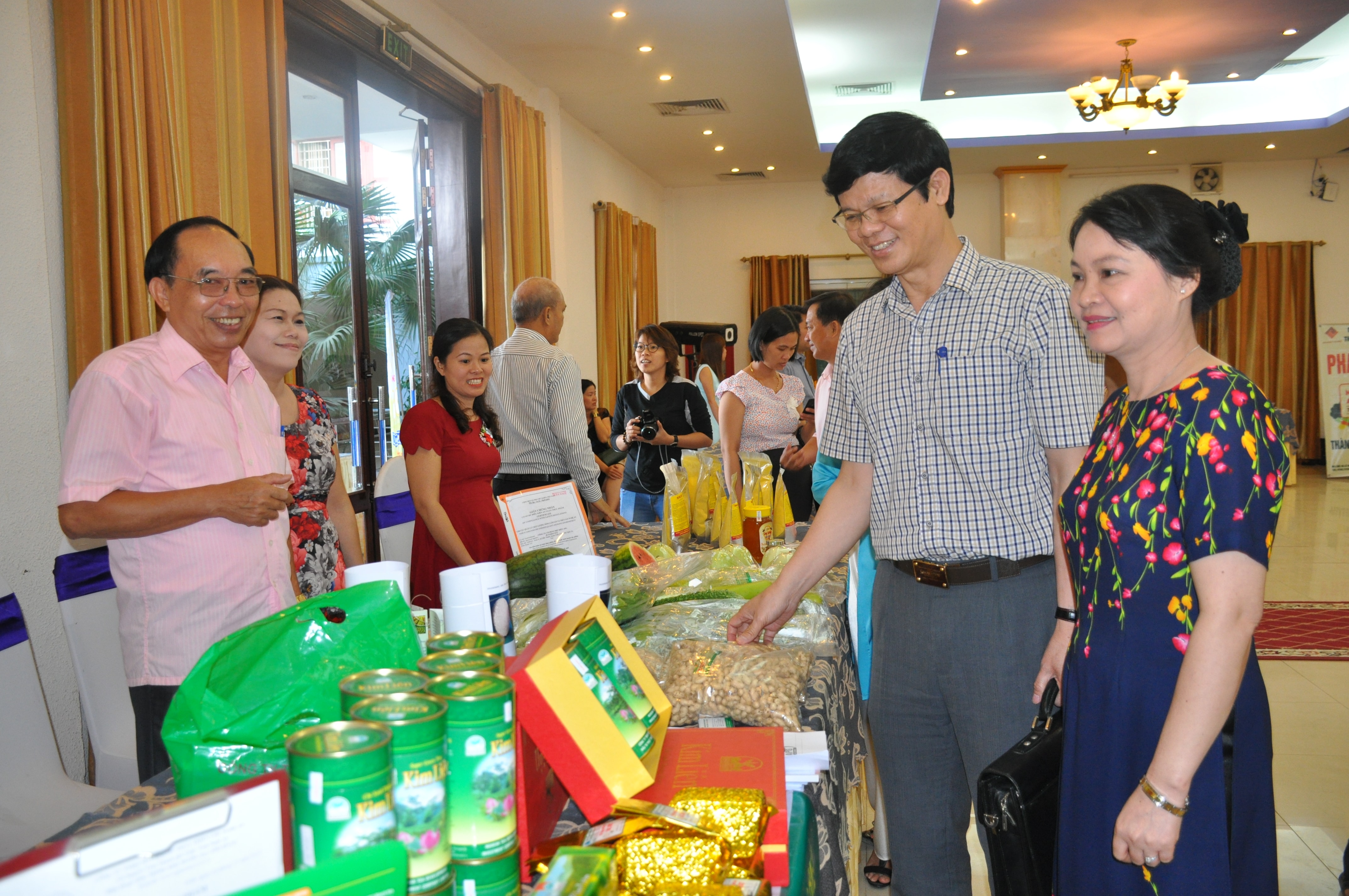 Lãnh đạo tỉnh, Sở Công Thương tham quan gian hàng của Nghệ An trưng bày tại Hội nghị Kết nối cung cầu hàng hóa.Ảnh: Việt Phương