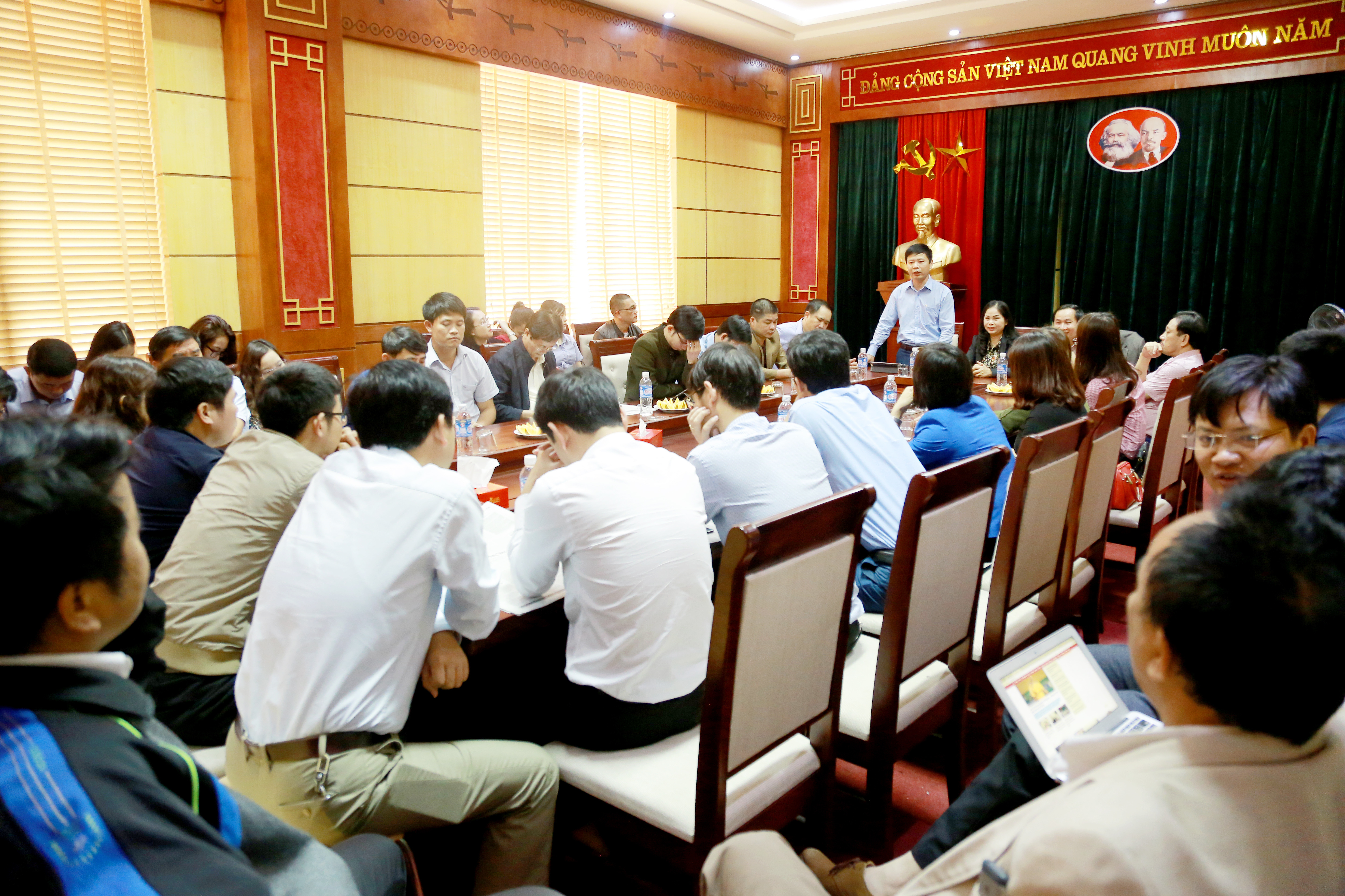 Đoàn công tác Báo Hà Tĩnh làm việc với Ban biên tập Báo Nghệ An. Ảnh: Sách Nguyễn