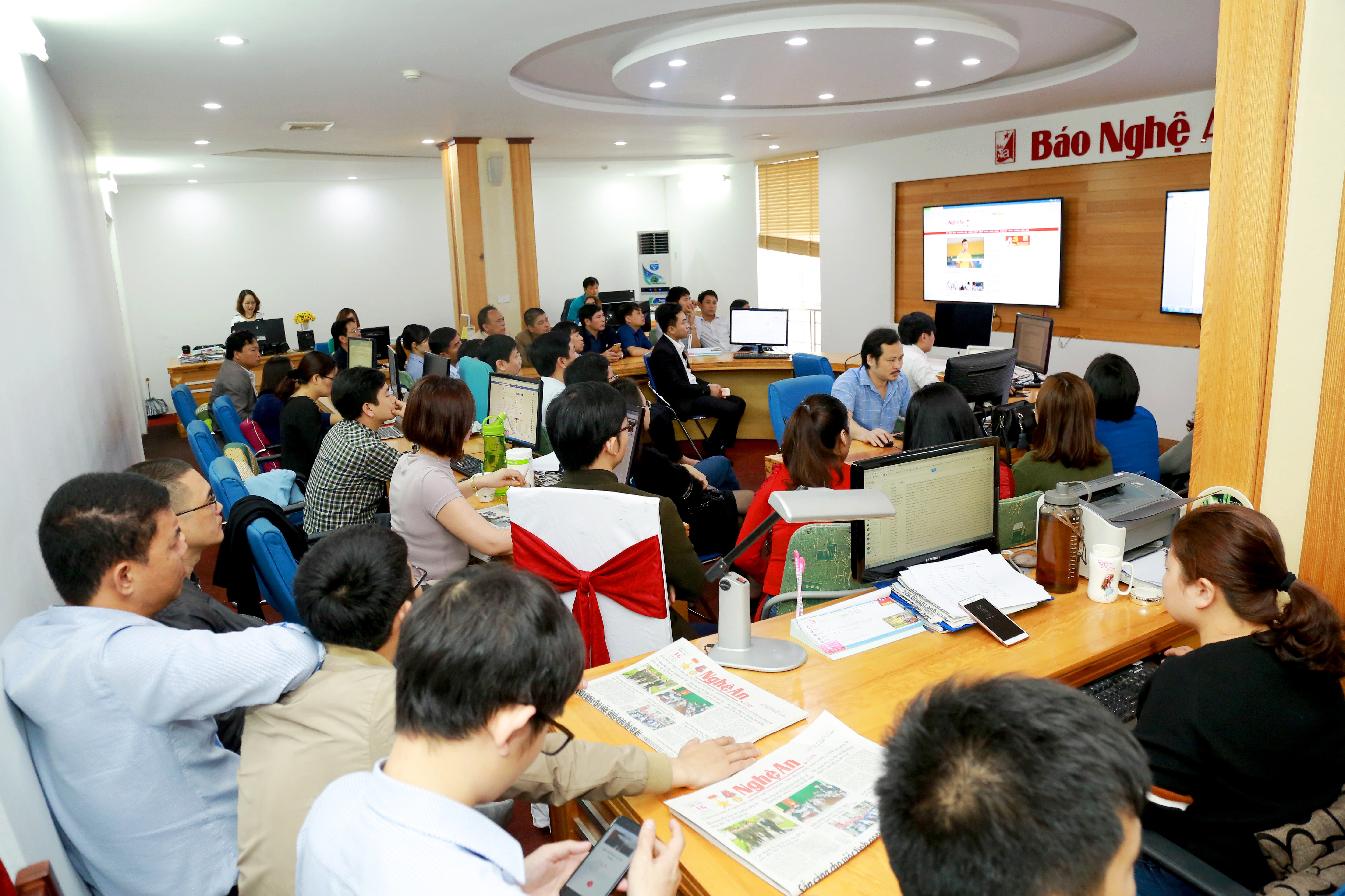 Đoàn cán bộ, phóng viên báo Hà Tĩnh dự buổi giao ban đầu ngày của Báo Nghệ An tại phòng xuất bản hội  tụ. Ảnh: Sách Nguyễn