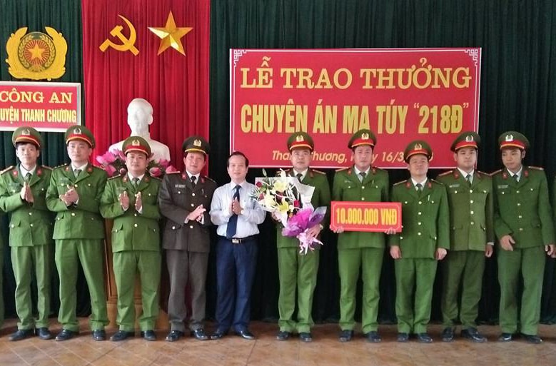 Chủ tịch UBND huyện Thanh Chương trao thưởng cho Ban chuyên án. Ảnh: Đình Hà