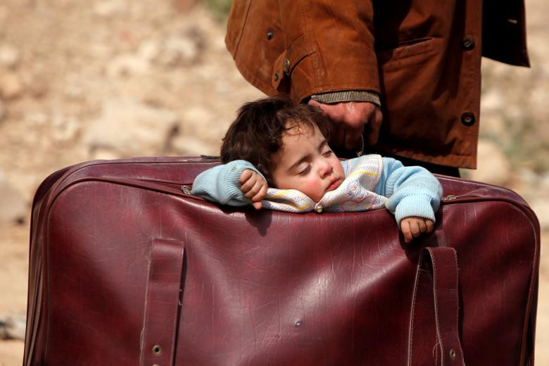 Một đứa trẻ ngủ trong một cái túi ở làng Beit Sawa, đông Ghouta, Syria ngày 15 tháng 3 năm 2018
