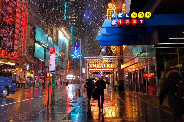 Mọi người đi bộ để làm việc ở trung tâm Manhattan trong cơn bão mùa đông thứ ba trong hai tuần vào buổi sáng sớm ở thành phố New York, New York, ngày 13 tháng 3 năm 2018. 