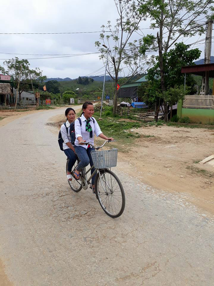 Niềm vui của các em học sinh người Mông xã Tri lễ khi được đi xe đạp về nhà sau mỗi buổi học. Ảnh: Hùng Cường