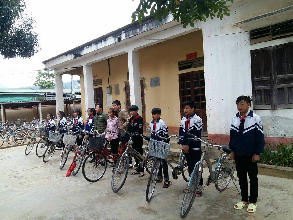 Các em học sinh được tặng xe đạp cũ. Ảnh: Hùng Cường