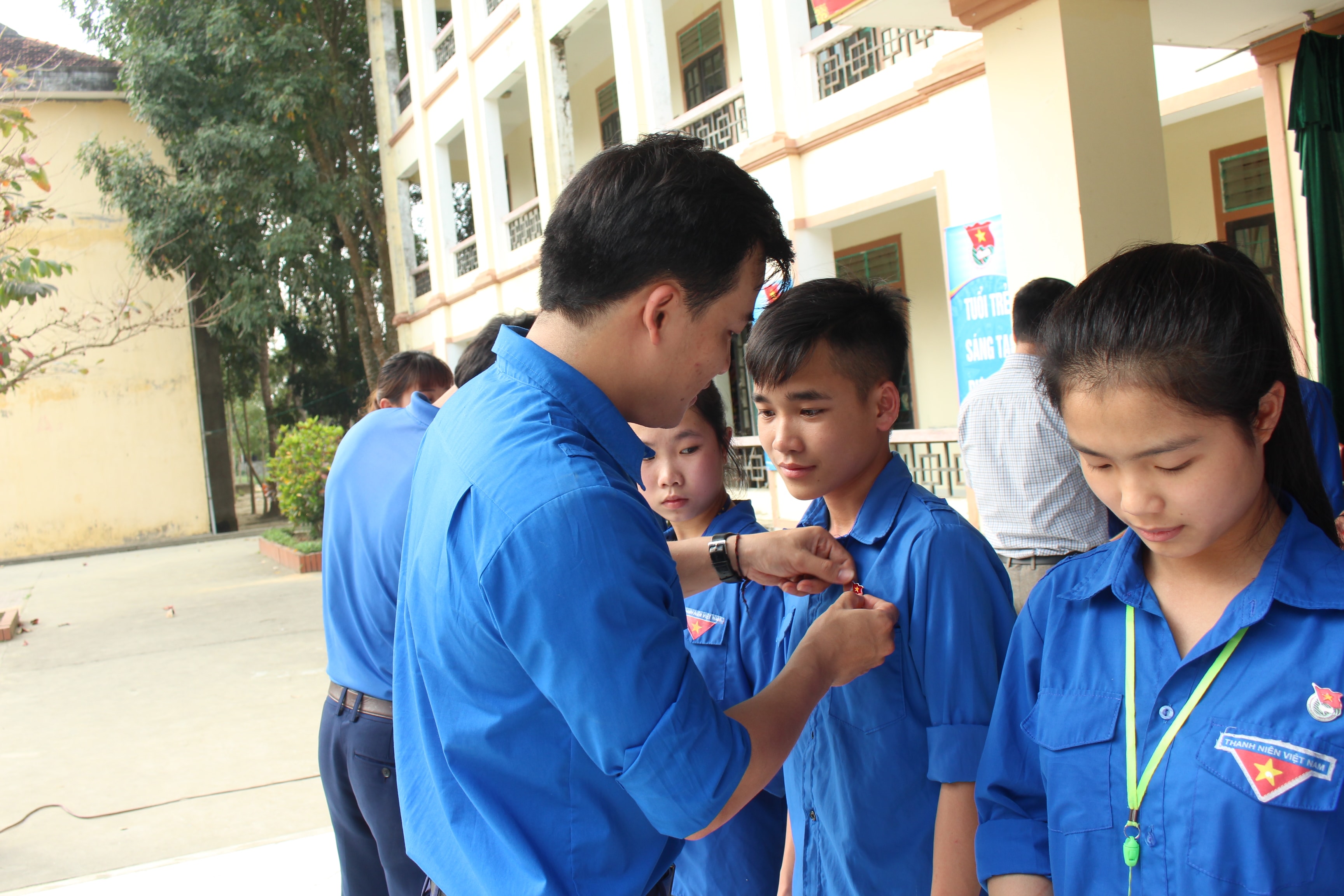 Gắn Huy hiệu Đoàn cho các đoàn viên mới kết nạp. Ảnh: Lương Nga