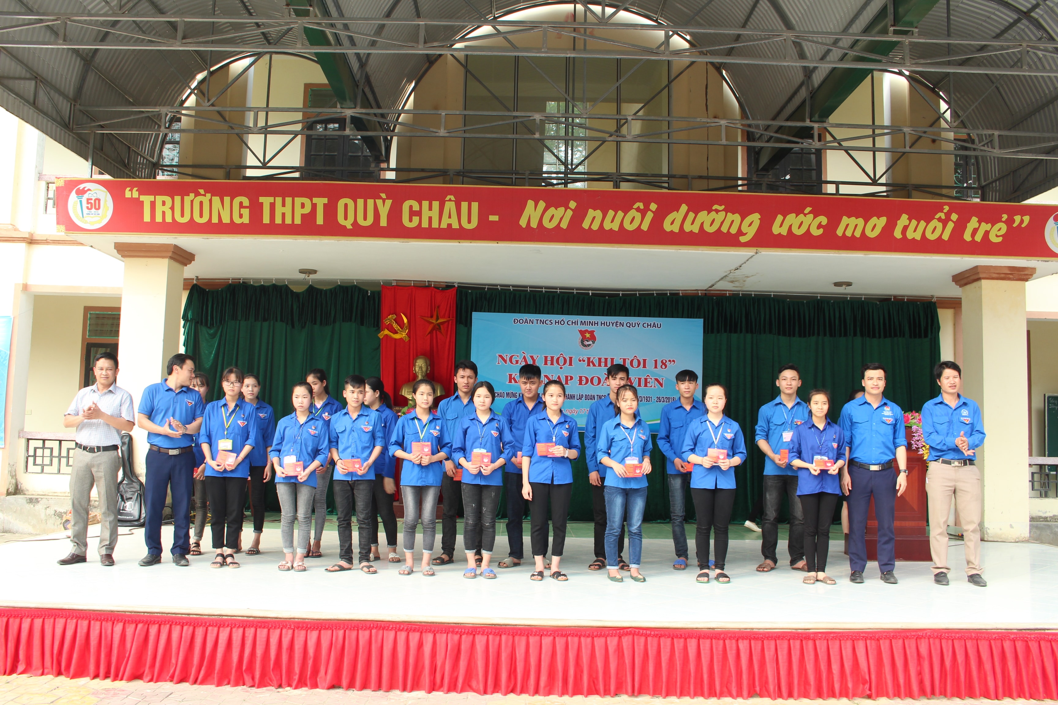 rao thẻ Đoàn viên trong lễ kết nạp 145 Đoàn viên mới