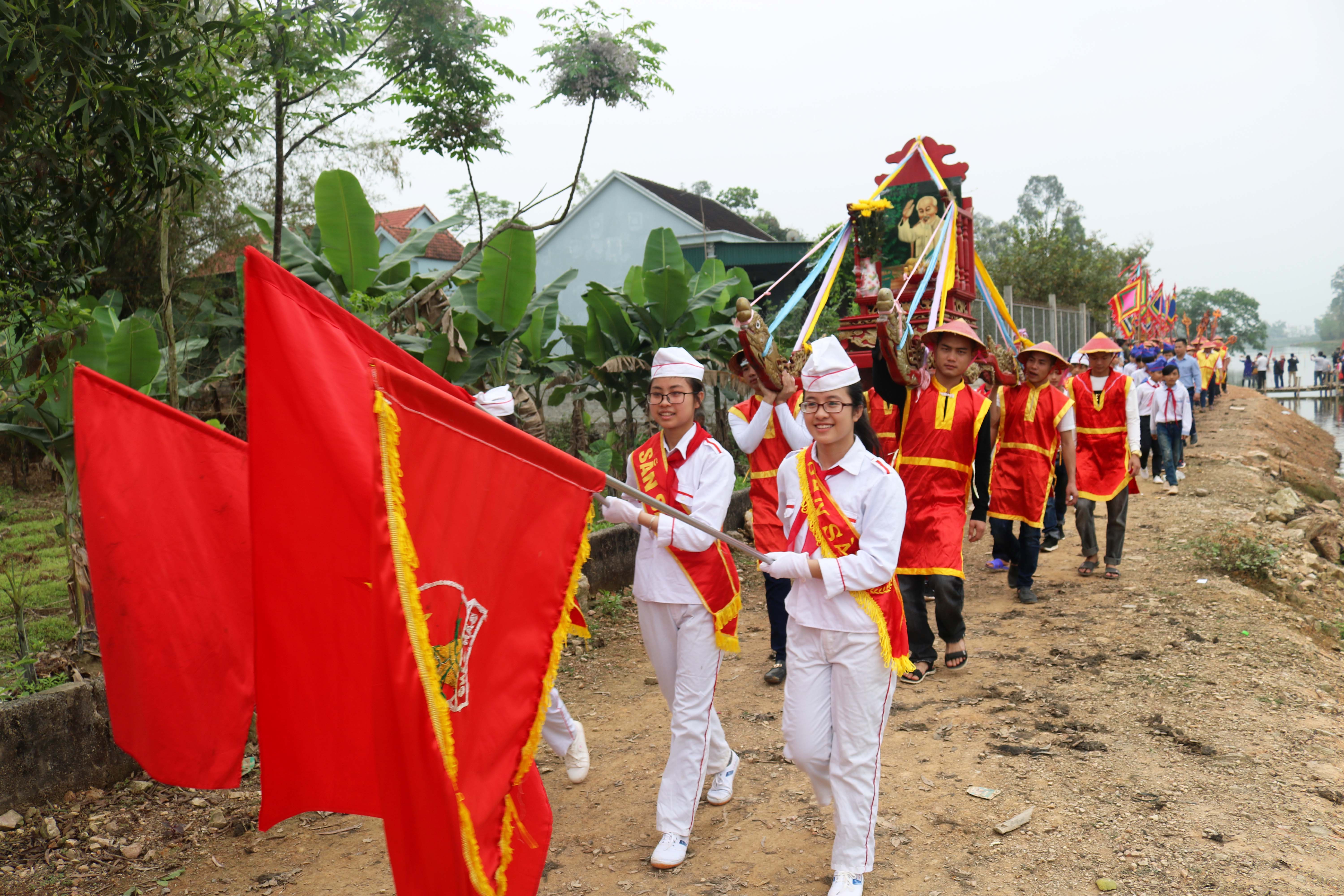 Rước ảnh Bác Hồ trong Lễ hội đền Đức Hoàng