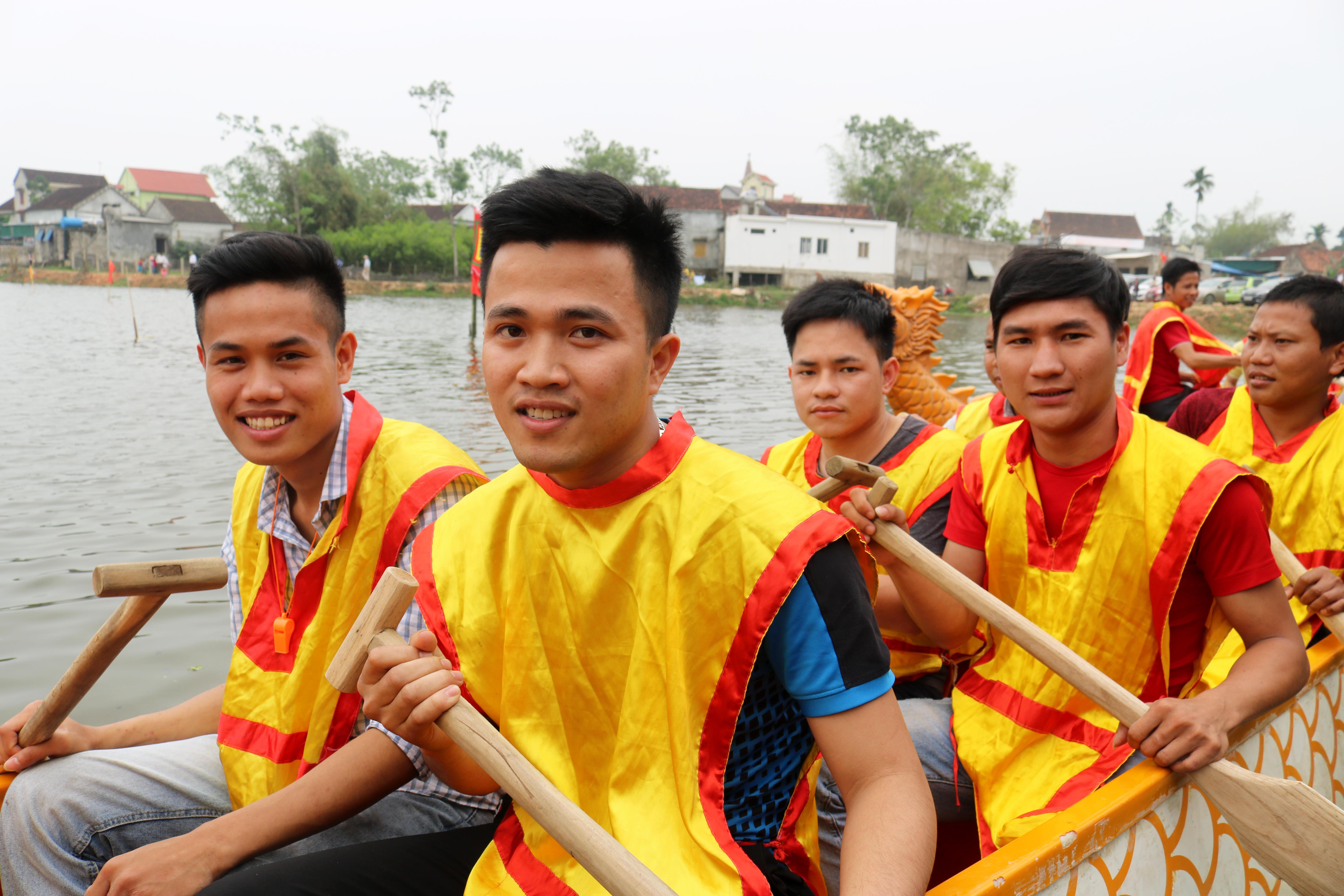 2.Dịp này, thanh niên trai tráng ở các xóm trong xã Phúc Thành đều được lựa chọn để đưa vào đội đua thuyền