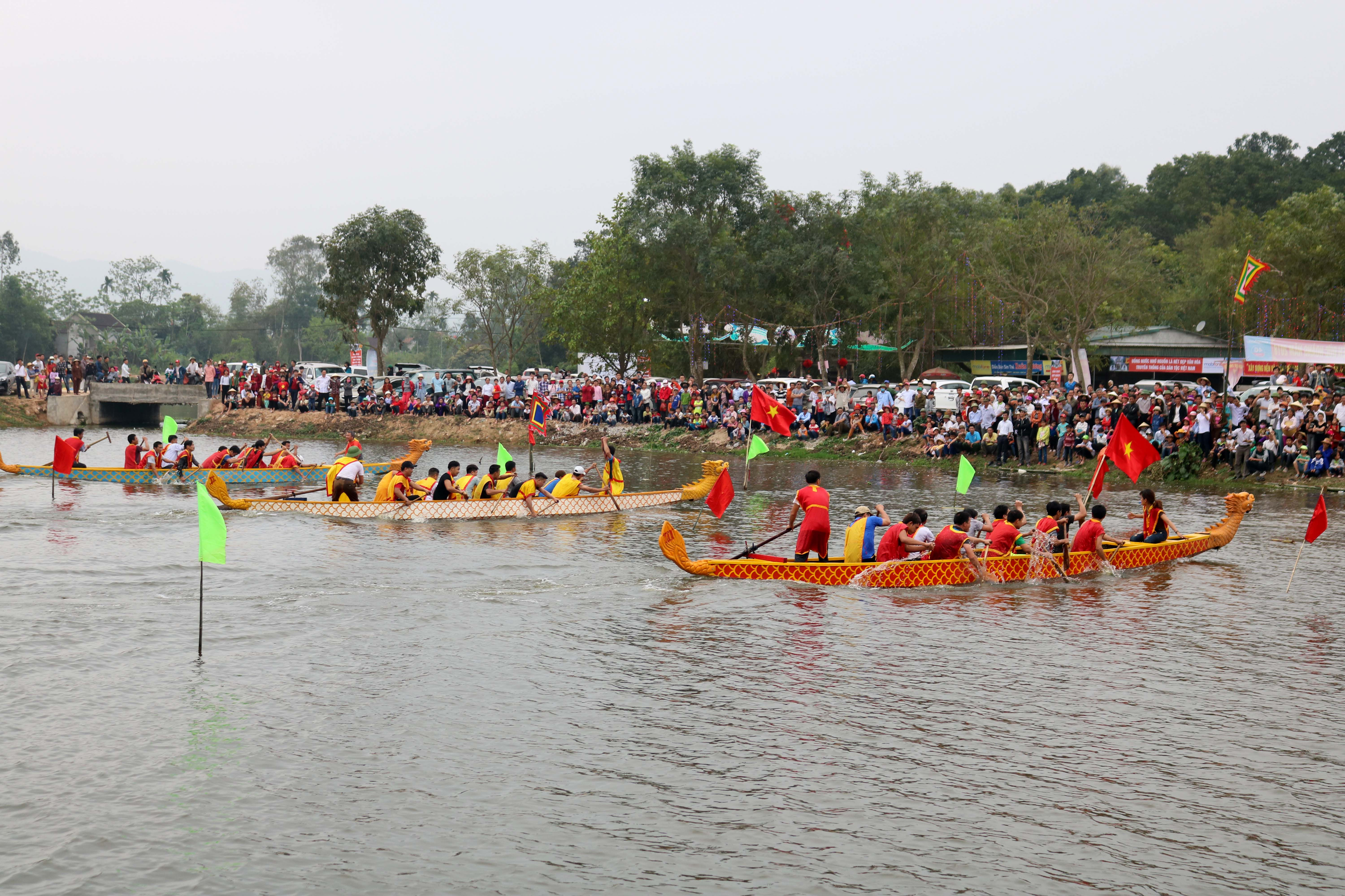 4.Tham gia hội đua thuyền năm nay có  20 đội đến từ các xóm trong xã Phúc Thành. Sau cuộc thi vòng loại, chỉ còn 8 đội vào chung kết.