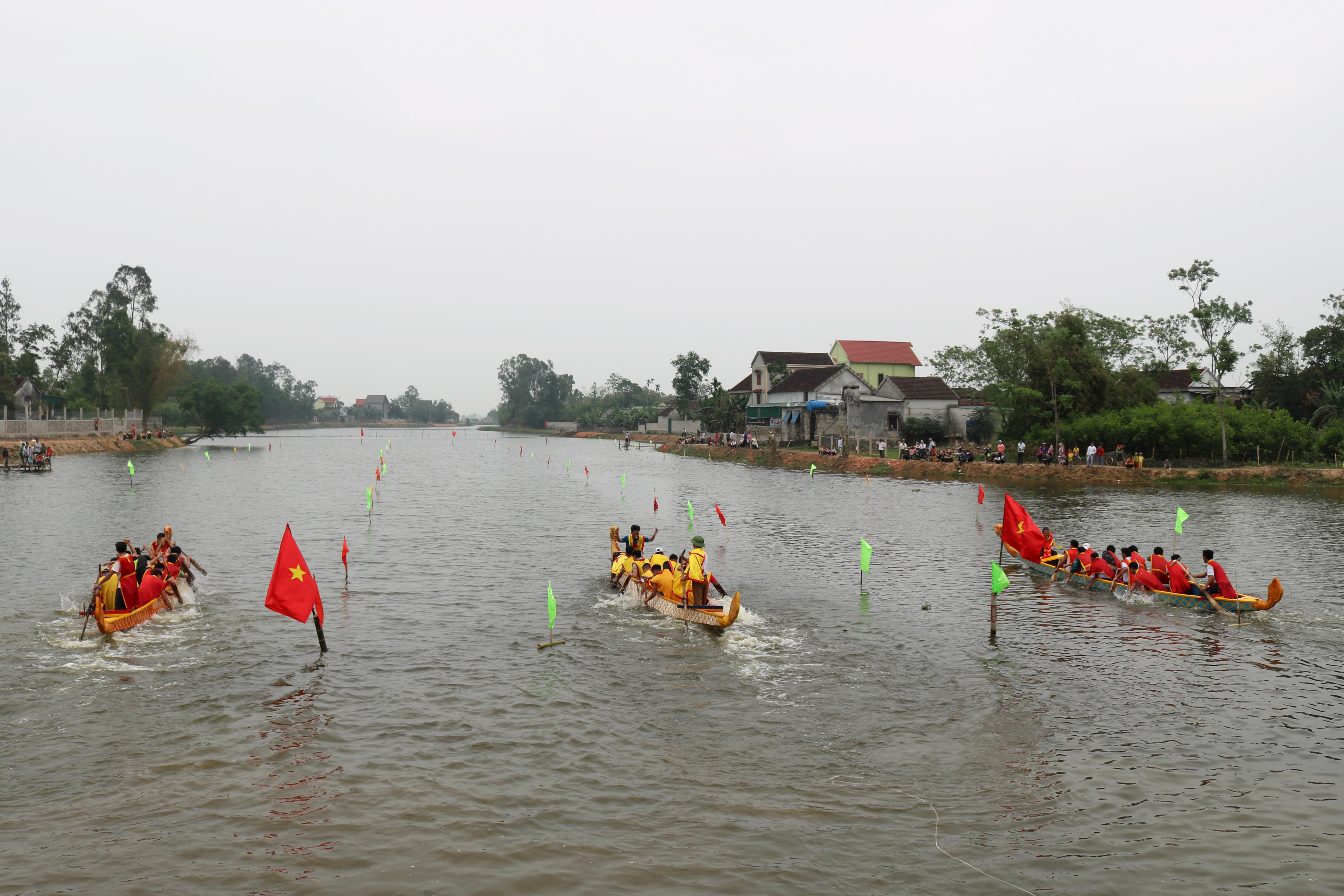 5.Đường đua khoảng 400 m (cả đi lẫn về), dọc theo hồ Diệu Ốc. được cắm cờ phân ranh giới